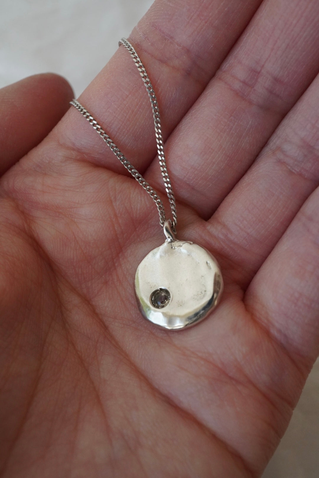 Circle necklace with a stone