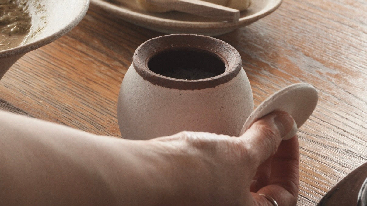 Stay-Dry Salt Pot / さらさら塩壺｜信楽焼