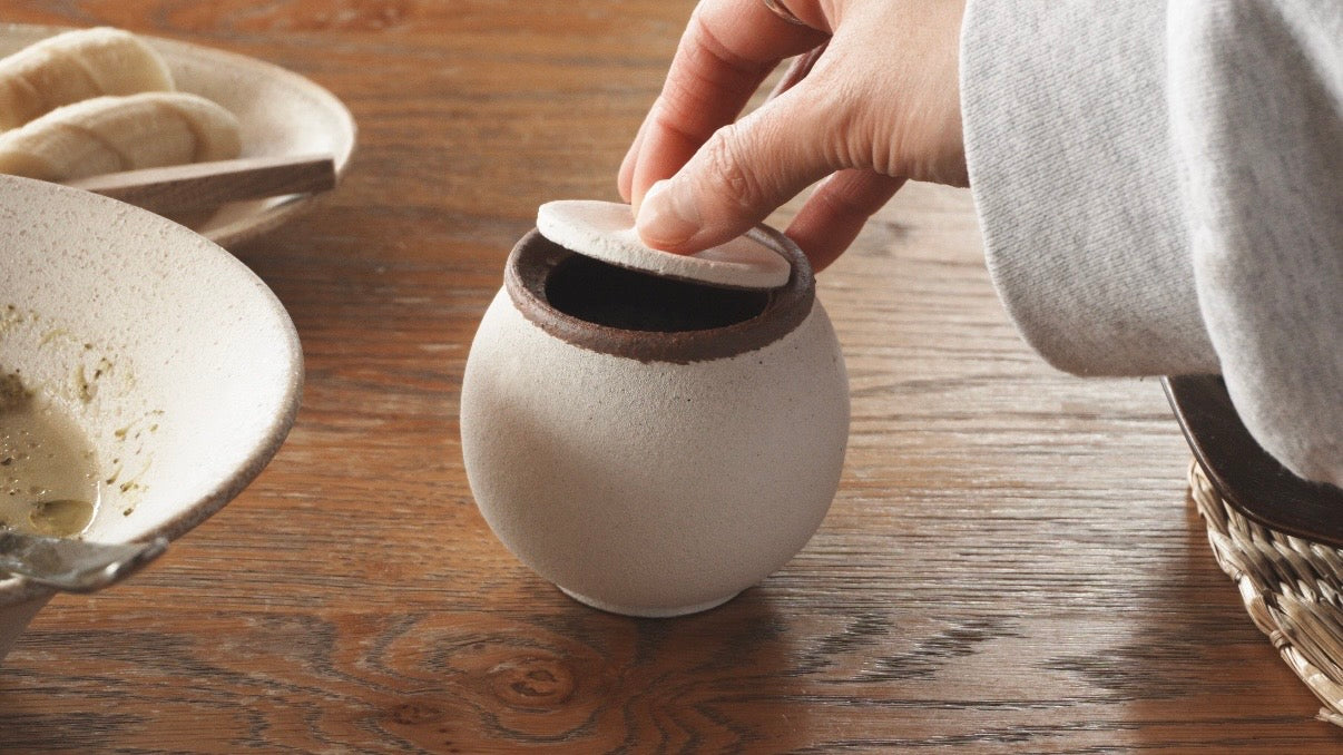 Stay-Dry Salt Pot / さらさら塩壺｜信楽焼