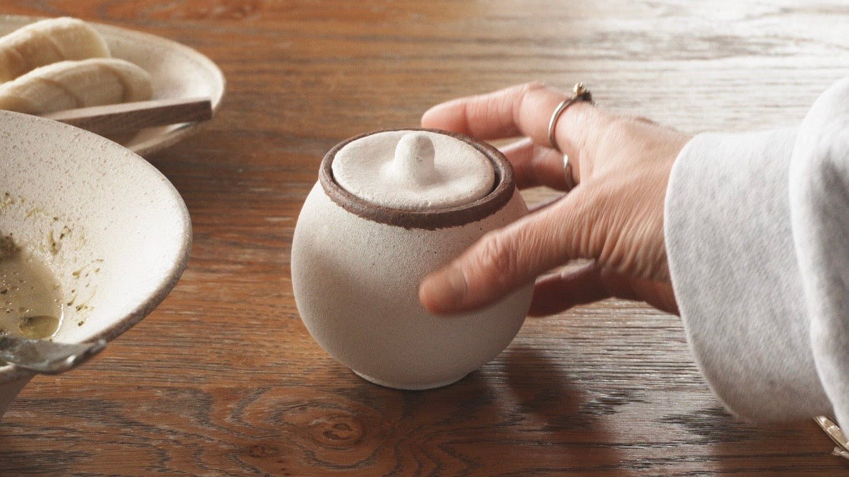 Stay-Dry Salt Pot / さらさら塩壺｜信楽焼