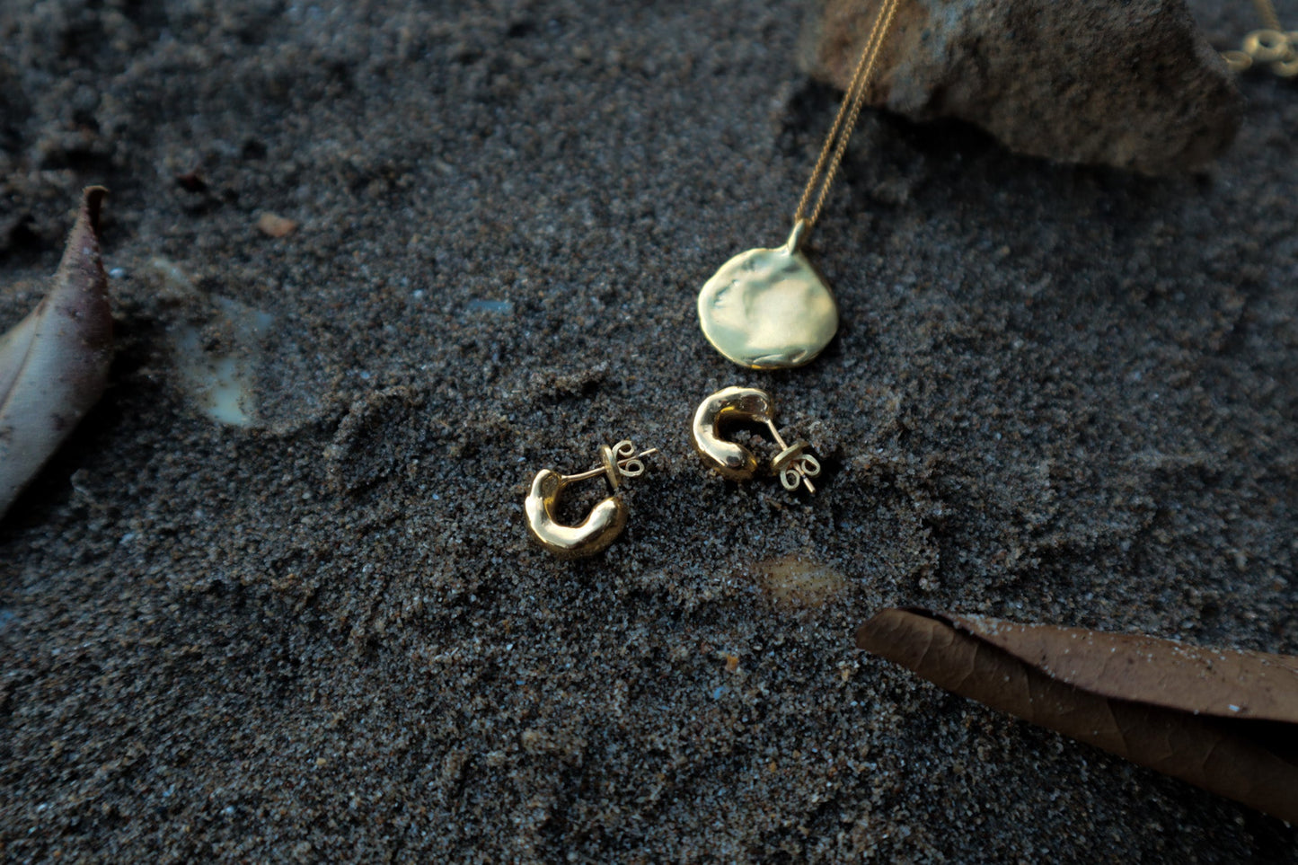 Small curving earrings / gold vermeil
