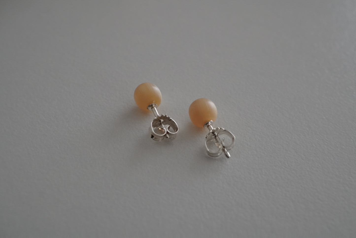 Pearl stud earrings / 2 colors