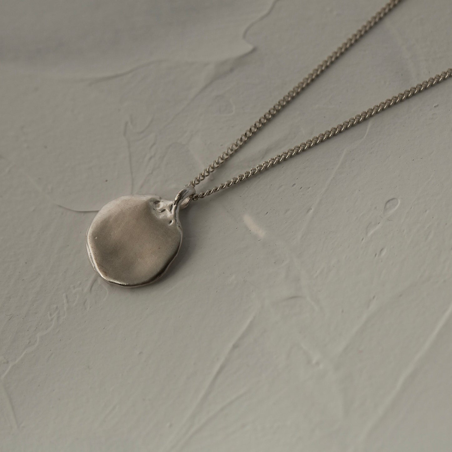 Natural round pendant / silver