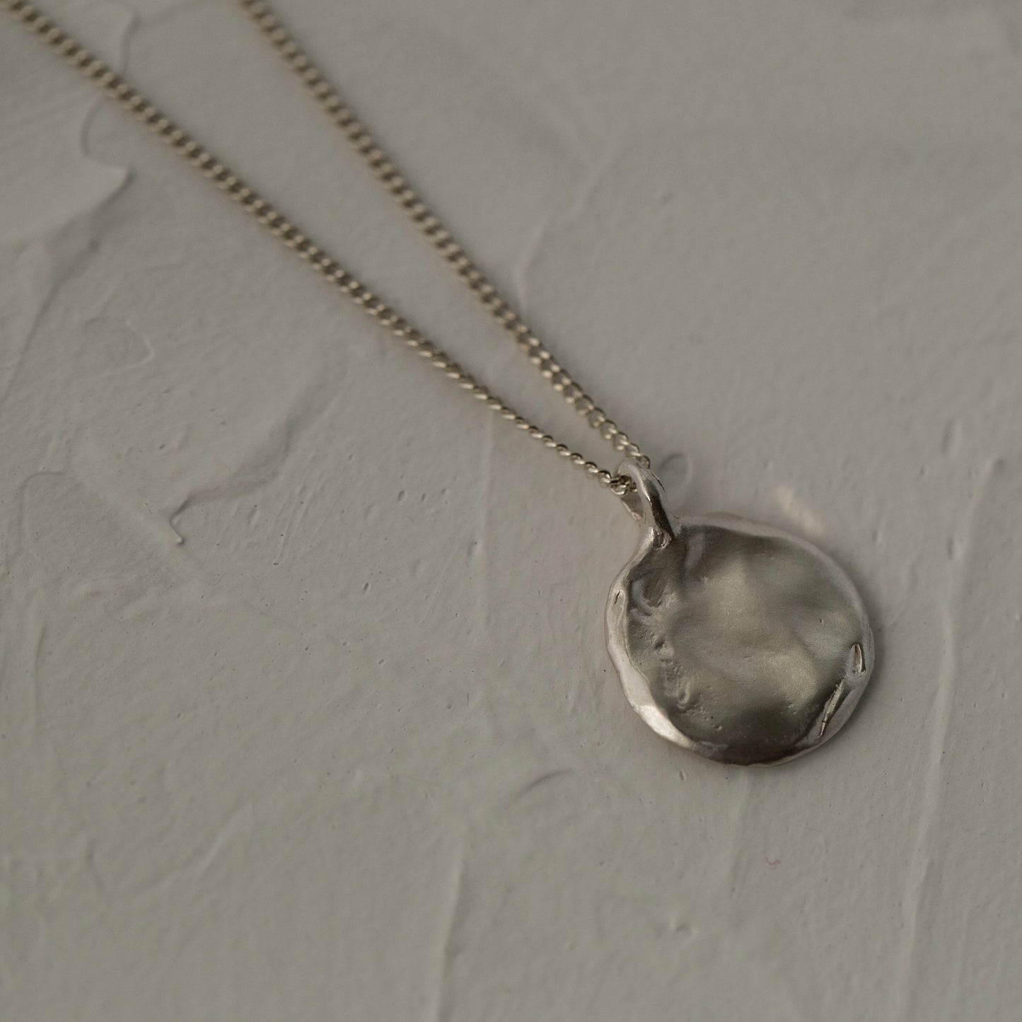 Natural round pendant / silver
