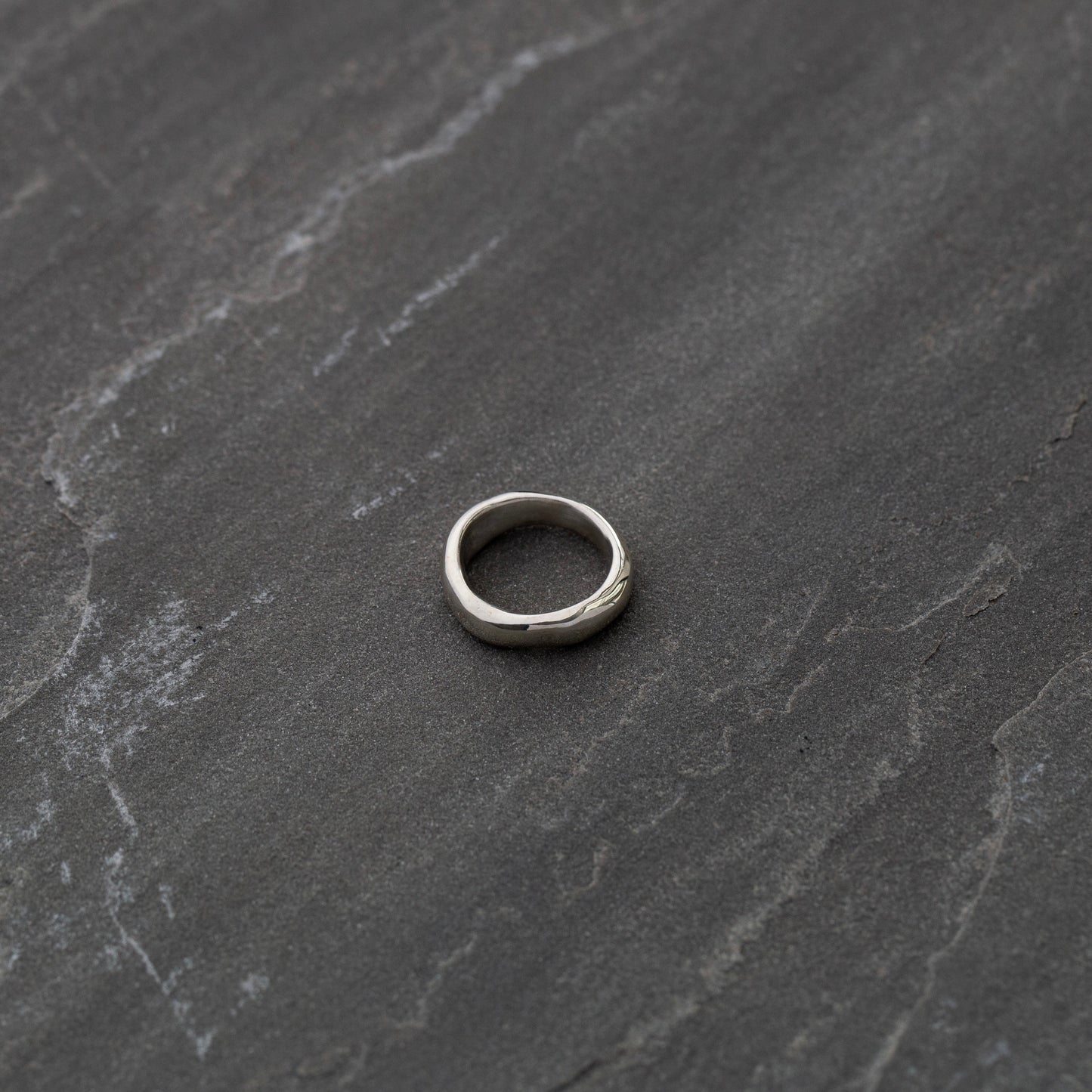 Uneven thin ring / silver / gold